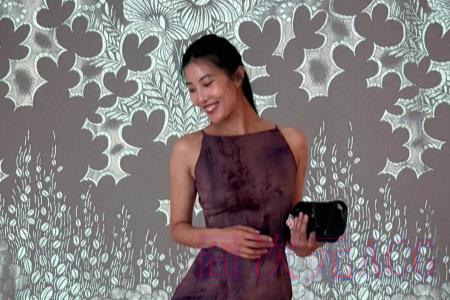 《生化危机4RE》艾达王演员近照：紫色长裙凹凸有致